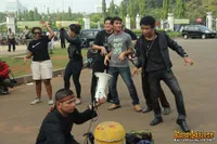 Aksi Flashmob Little Monster di Depan Istana Negara