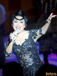 Aksi Keren Titi DJ Nyanyi Sambil Akrobat