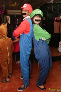 Aksi Kompak Fitri Tropica dan Tunangan Dalam Kostum Mario Bros