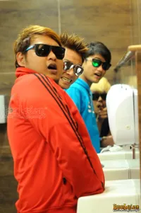 Aksi Lucu ST12 Pose Bareng di Toilet Kantor KapanLagi