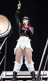 Aksi Nyentrik Jessie J di Panggung Isle of Wight Festival