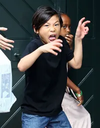 Aksi Putra Angelina Jolie Joget di Jalanan