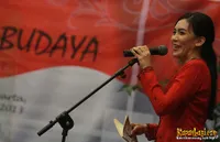 Aksi Rieke Dyah Pitaloka - Ine Febrianti Baca Puisi