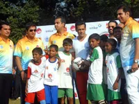 Aksi Salman Khan Saat Bermain Sepak Bola Dengan Anak-Anak