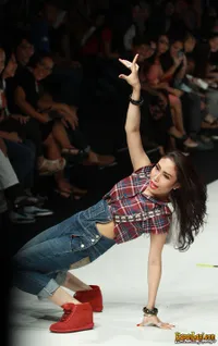 Aksi Seru Dan Gokil Selebriti di Jakarta Fashion Week 2013