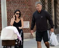 Alec Baldwin Temani Istrinya Pasca Melahirkan - Bersama Sang Bayi