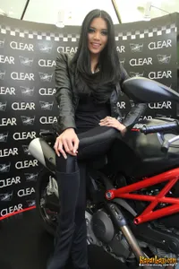 Alexandra Asmasoebrata dan Ello Didapuk Jadi Duta CLEAR