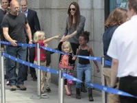 Angelina Jolie Jalan-Jalan Bersama Anaknya di London