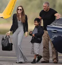 Angelina Jolie Terbangkan Pesawat Sendiri