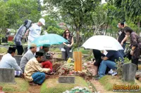 Angelina Sondakh Tabur Bunga ke Makam Suami