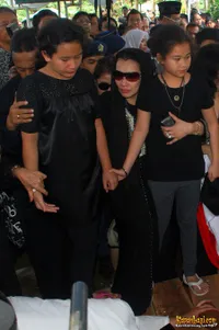 Angie Hantarkan Suami ke Peristirahatan Terakhir