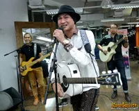 Anji Menggila Bareng Staff Pada Ultah KL