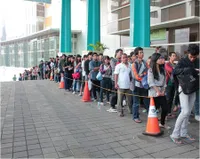 Antrian Pembeli Tiket Pre-Sale Konser Paramore di Thamrin City