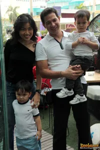 Ari Wibowo dan Keluarga