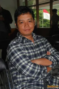 Ariel Didemo Saat Jalani Sidang di PN Bandung