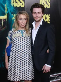 Asmara Aaron Johnson Dengan Istrinya Yang 23 Tahun Lebih Tua
