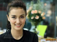 Atiqah Hasiholan - Cantik Natural di Kantor KapanLagi