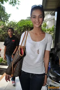 Atiqah Hasiholan Ajak Artis - Tolak Kenaikan BBM