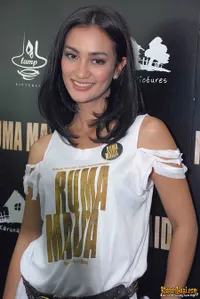 Atiqah Hasiholan di Blitzmegaplex 