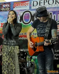 Ayu Azhari dan Mike Tramp di Acara Live Charity