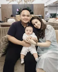 Baby Abe Anak Momo Geisha yang Makin ganteng, Gayanya Stylish Dari Bayi - Pakai barang-Barang Mahal