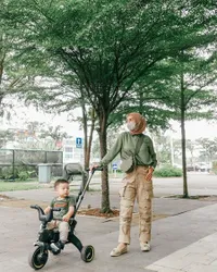 Bagai Pinang Dibelah Dua, Intip 9 Potret Irish Bella dan Baby Air yang Selalu Kompak Kembaran Baju