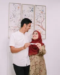 Bagikan Kabar Bahagia, 8 Potret Vebby Palwinta Hamil Anak Kedua - Pamer Test Pack Dua Garis Merah dan Baby Ali Mau Jadi Kakak
