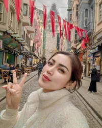 Bahagia Bersama 'Suami Orang', 10 Potret Liburan Jessica Iskandar ke Turki - Wujudkan Bucket List Menginap di Gua