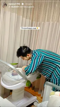 Bahagia Dikaruniai Putri Cantik, 8 Potret Teuku Ryan Suami Ria Ricis Momong Baby R - Telaten Gendong si Kecil Hingga Berjemur Bareng di Pagi Hari