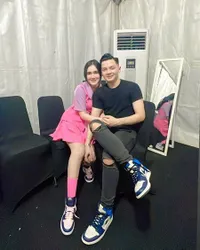 Bak ABG Pacaran, 10 Potret Nella Kharisma & Dory Harsa yang Tetap Romantis Meski Sudah Punya Dua Anak