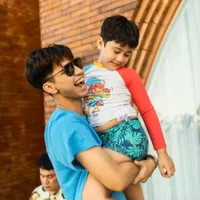 Bak Ayah dan Anak, 8 Potret Keakraban Dimas Ahmad dan Rafathar yang Bikin Salfok - Netizen: Gak Berat Mikul Mesin ATM?