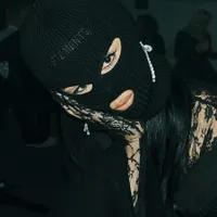 Bak Gangster! 9 Potret Gaya Nyentrik Camila Cabello Dalam Acara Vetements Spring/Summer 2025 Pada Paris Fashion Week