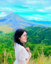 Bak Honeymoon Lagi, Ini 8 Potret Via Vallen dan Suami Liburan ke Bali - Romantis Banget Peluk dari Belakang dan Serasi Pakai Baju Adat