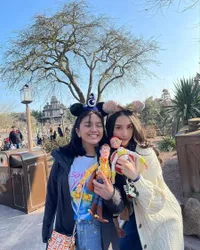 Bak Kakak Adik, Intip 8 Potret Kedekatan Alleia anak Ariel NOAH Dengan Anya Geraldine Saat Jalan-Jalan ke Paris