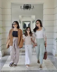 Bak Kakak Adik, Intip 8 Potret Wulan Guritno Bersama Kedua Putrinya yang Sama-Sama Cantik