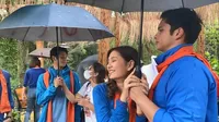 Bak Kakak Adik, Intip Kedekatan Zoe Jackson dan Kevin Kambey Saat di Lokasi Syuting - Sepayung Berdua Saat Hujan