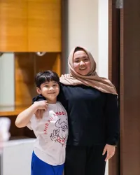 Bak Keluarga Sejati, Sederet Foto Kekompakan Rafathar dengan Lala Sang Pengasuh: Begitu Manis Sudah 6 Tahun Bersama 
