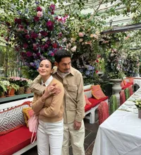 Bak Pasutri Baru, Intip 8 Gaya Pasangan Selebriti Foto Berdua Tanpa Anak Saat Liburan - Selalu Dibikin Romantis!