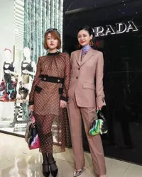 Bak Pinang Dibelah Dua, Potret Kenangan Manis Dee Hsu dan Barbie Hsu yang Sama-Sama Cantik