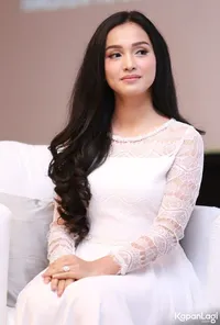 Bak Seorang Princess! Tya Arifin Tampil Cantik Dengan Gaun Putih