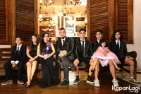 Bak Sosialita! Pemotretan Elegan Keluarga Lengkap Dhani & Mulan