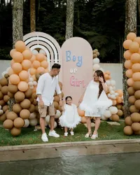 Bakal Jadi Kakak, Ini 8 Potret Xarena di Gender Reveal Siti Badriah - Tepuk Tangan saat Confetti Dinyalakan