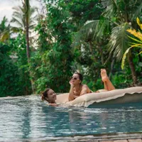 Bali Life, 8 Potret Jennifer Bachdim Pakai Jas Hujan Saat Dibonceng Naik Motor - Malah Diminta Spill Merek