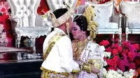 Banjir Air Mata, Potret Putri Isnari & Abdul Azis Sungkeman Kepada Kakak Usai Akad Nikah