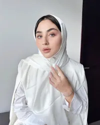 Banjir Koreksi Netizen, Potret Gaya Hijab Margin Istri Ali Syakieb Yang Ramai Disorot - Aurat Rambut dan Leher Masih Terlihat