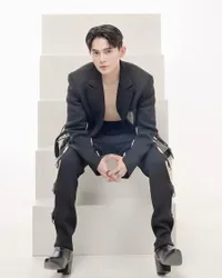 Banjir Pujian, 9 Potret Mempesona Kier King Dalam Balutan Tuksedo Hingga Turun Ke Sawah