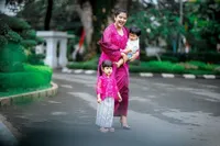 Banjir Pujian, Foto-foto Kahiyang Ayu Tampil Berkebaya Sambil Gendong 2 Anak - Cantik Memesona