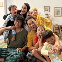 Banyak Anak Banyak Rezeki, Ini 7 Artis yang Sudah Memiliki 5 Anak Lebih - Keluarganya Jadi Ramai