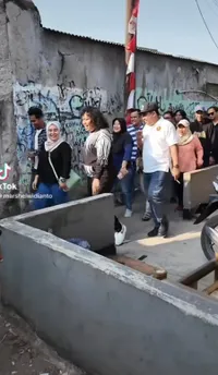 Banyak yang Menentang Maju Pilkada, 8 Potret Marshel Widianto Asik Blusukan - Disambut Ramah Oleh Warga