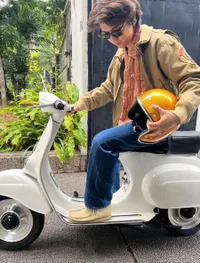 Baru Jadi Sarjana, 8 Potret Iqbaal Ramadhan Pamer Naik Vespa - Netizen Halu Minta Dijemput!